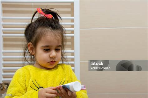Gadis Kecil Melihat Pasta Gigi Dan Sikat Gigi Foto Stok Unduh Gambar