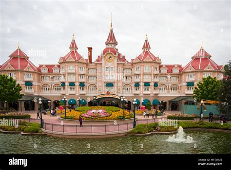 Il Disneyland Hotel A Eurodisney A Parigi è Un Lussuoso Hotel A Cinque