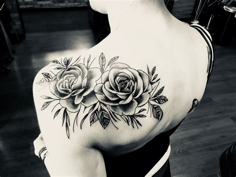 Rose Shoulder Tattoo In Black And Shading Roseshouldertattoos Rose