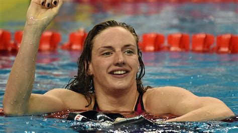 Hosszú katinka ismét megszervezte saját úszóversenyét, ahová a sajtó kollegáit várta szeretettel. Katinka Hosszu breaks world record to claim 200m IM gold ...