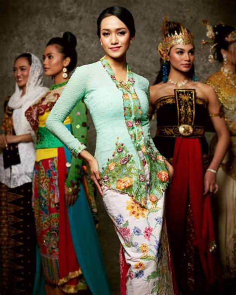 Foto 34 Baju Adat Indonesia Yang Dikenakan Oleh Finalis Puteri Indonesia