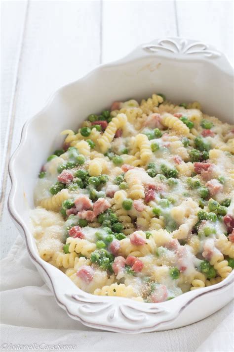 La ricetta della pasta pasticciata, il pasticcio di pasta al forno con besciamella! Pasta al forno con prosciutto e piselli. primo piatto ...
