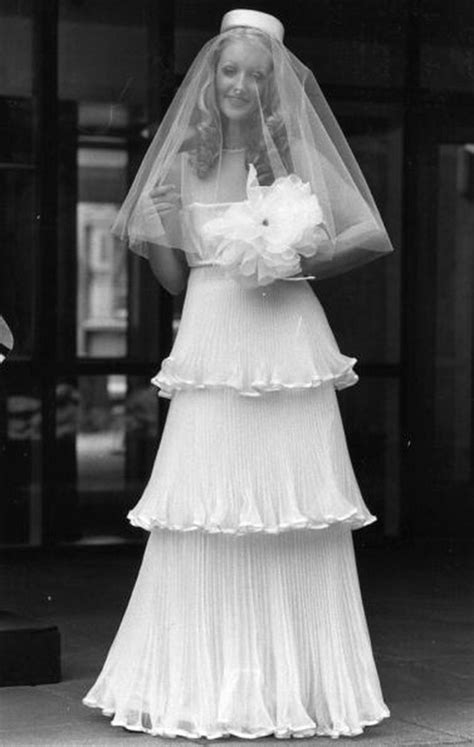 È fatto da un tulle di poliestere come tessuto e fodera. Abiti da sposa anni 70