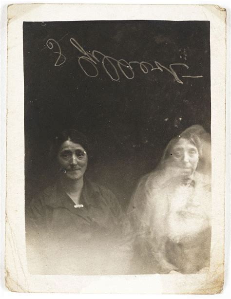 The Bizarre History Of Spirit Photography In 35 Chilling Pictures