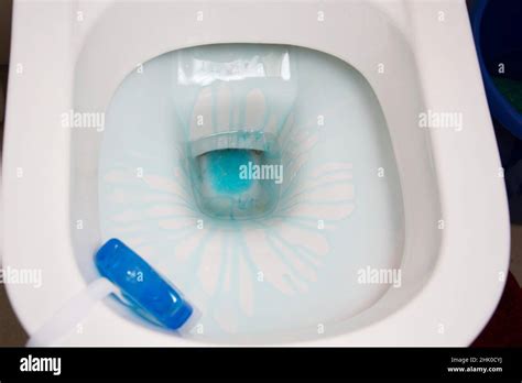 schmutzige toilette ohne sitz fotos und bildmaterial in hoher auflösung alamy