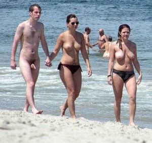 Couple à la plage Monsieur nu Madame topless 4plaisir