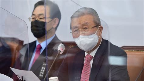 실제로도 국민의힘 스스로 국민의힘 > 걸어온 길을 통해 제7차 전국 위원회 '자유한국당' 당명 개정, '자유한국당' 출범을 명백하게 명시하고 있다. 국민의힘 대변인 코로나19 확진…김종인·주호영 '음성'