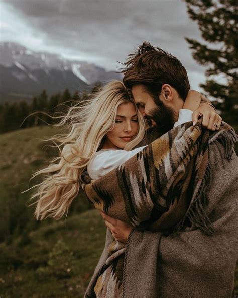 60 Best Fall Engagement Photos And Poses For 2024 🍁📷