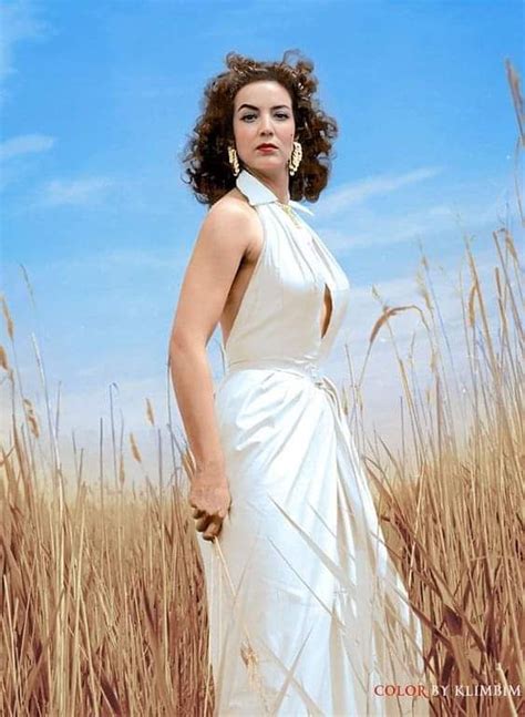 For the film, another actress ( isabela corona ) was already hired, but when gallegos first saw félix, he was charmed by her and said: MARIA FELIX | Mexican actress, Traditional mexican dress ...