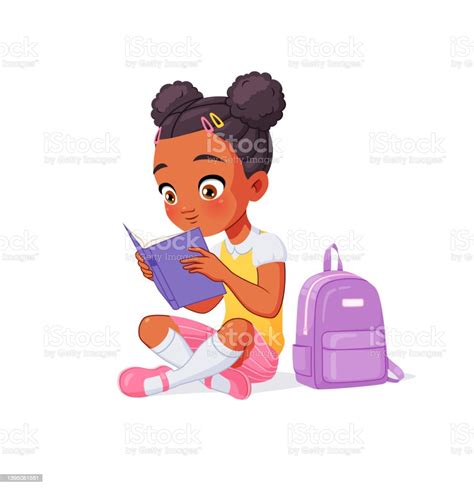 Mignonne Petite Fille Afroaméricaine Lisant Un Livre Assis Sur Le Sol