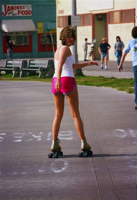 The S Roller Skaters Of Venice Beach Through Stunning Old Photographs Rare Historical Photos