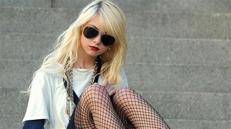 Taylor Momsen Full Hd Wallpaper And Background Image 2250x1266 Id