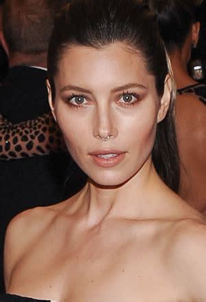 Jessica Biel Wears A Nose Ring To Met Gala And Shes Not The Only One