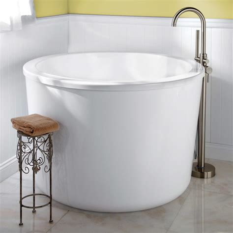 The japanese soaking tub—or ofuro—isn't a new idea. Get Exciting Bathroom Ideas in Asian Style with Small ...