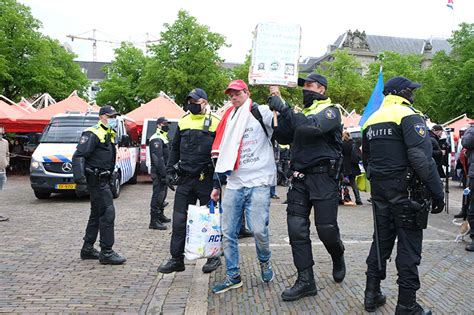 Politie Arresteert 37 Demonstranten Na Weigeren Verlaten Plein Den Haag