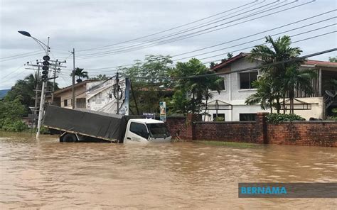 Jumlah mangsa banjir di kelantan meningkat kepada 283 orang pada pagi hari ini berbanding 182 orang malam tadi. Mangsa banjir di Sabah meningkat kepada 1,007 orang pagi Ini