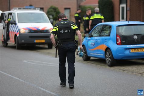 Bekijk meer ideeën over politie, politie agenten, thema. Politie haalt verwarde man uit woning - Nederweert24