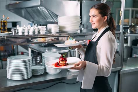 Camarero Sirviendo En Movimiento De Servicio En El Restaurante El