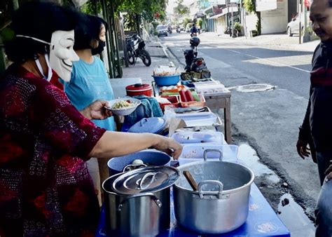 Heboh Wanita Di Yogyakarta Jualan Bubur Pakai Topeng Anonymous Okezone News