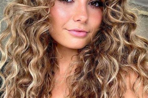 edgy style of curly hair for next special occasion stylesmod
