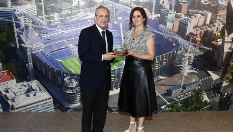 El santiago tiene la culpa por e perdimosoman. Ayuso visita las obras del nuevo estadio Santiago Bernabéu ...