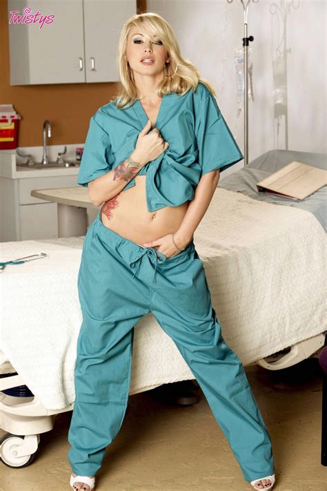 Scrubs nude tahandlowhi in  nurse 