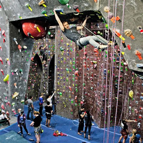 At Brooklyn Boulders Climbing And Camaraderie The New York Times