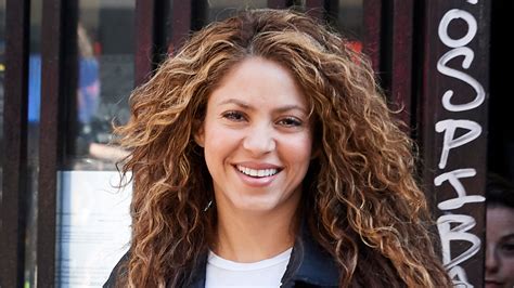Shakira Just Dyed Her Hair Fire Engine Red See The Photos Allure