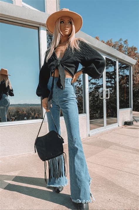 70s Throwback Its Official Flare Jeans Are Back Society19 Roupas Nora Ideias Fashion