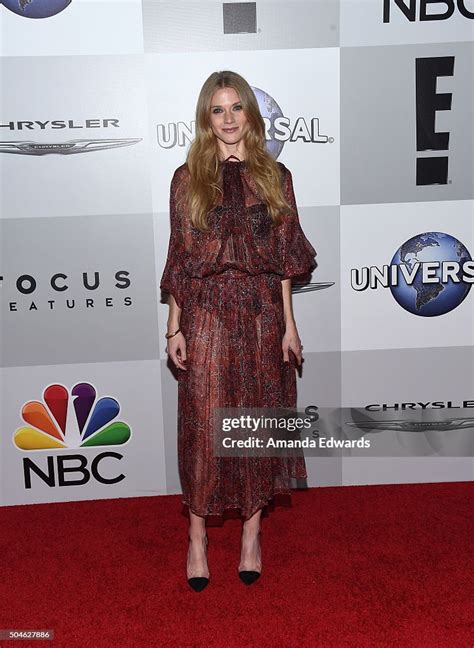 actress winter ave zoli arrives at nbcuniversal s 73rd annual golden photo d actualité