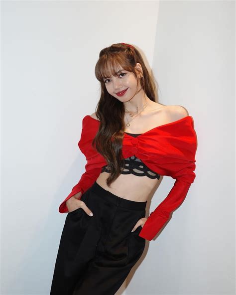 Blackpink S Lisa Looks Breathtaking Without Her Signature Bangs At