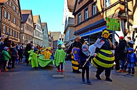 Immobilien in stuttgart (bad cannstatt) gesucht? Fasnet in Bad Cannstatt: Kinder auf Bonbonjagd in der ...