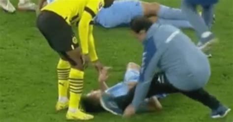 Doctor De La Bundesliga Entra A Revisar A Jugador Lesionado Le Termina Dando Brutal Patada En