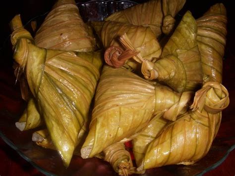 Walaupun makanan ini mirip dengan ketupat, lontong lebih sering ditemukan di banyak kedai makan di indonesia dan malaysia kerana cara pembuatannya adalah lebih mudah daripada cara membuat ketupat. Malaysia: Panorama....,