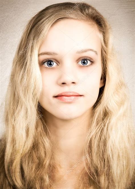 Beautiful Blond Teenage Girl Looking In The Camera — Stock Photo