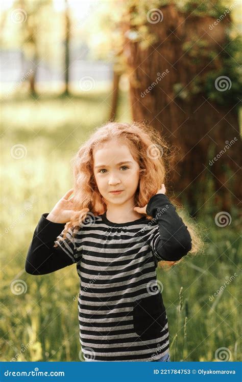 Kleines Mädchen Mit Lockigen Haaren Im Park Im Sommer Schaut In Die Kamera Stockbild Bild Von