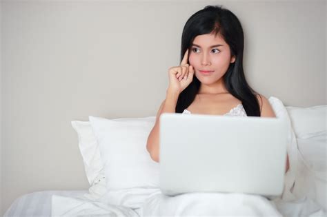 Premium Photo Beautiful And Sexy Woman Using Laptop Computer On Bed Before Fall Asleep