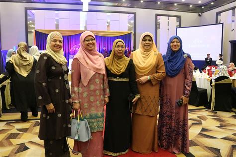 Pakaian muslimah untuk dinner mereka selalunya sesuai dengan tema majlis dinner tersebut. Glitz & Glamour Di Majlis Makan Malam Ulang Tahun Ke 10 ...