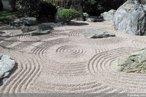 Mini zen garten kaufen infos zum mini zen garten miniatur zen gärten haben ihren ursprung in japan sie finden überall einen platz und sind ein optisches so wie praktisches highlight und laden zum harken ein das rechen im sand beruhigt und man fängt unbewusst an in gedanken zu versinken man meditiert gerade in hektischen oder stress situationen im büro oder zu hause ist ser kleine zen. Zen-Garten - Bedeutung und Miniatur-Garten selbst anlegen ...