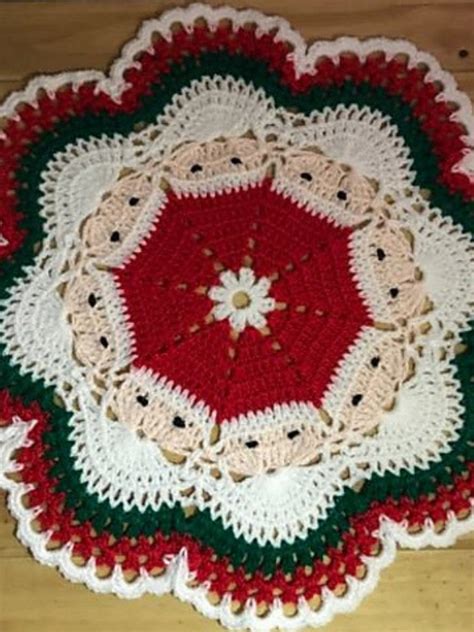 Santas Around For Christmas Decorative Doily Free Crochet Pattern