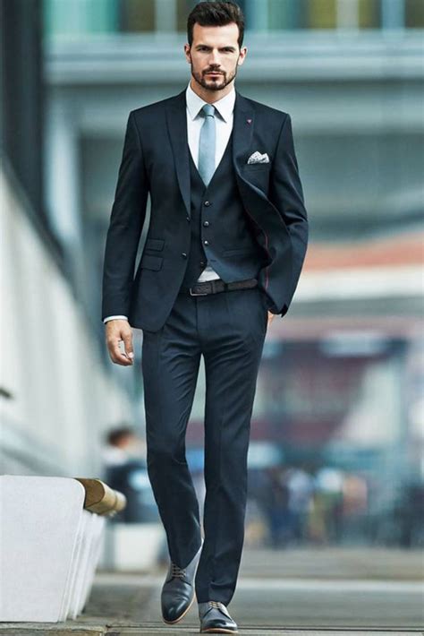 From simple designer wedding suits to a classic wedding tuxedo, there are several types of wedding suits for grooms to rock these days. 10 Amazing Wedding Suits for Men - GetFashionIdeas.com ...