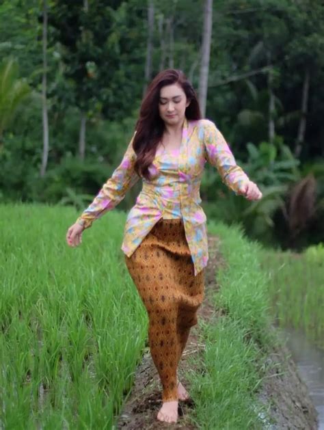 Foto Pesona Nafa Urbach Tetap Cantik Di Usia 42 Tahun Foto