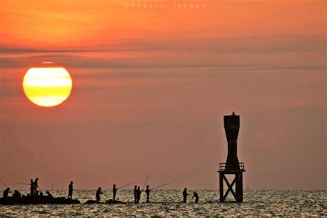Plastik mendominasi segalanya dan semua orang hari ini, jadi dalam seri ini saya membuat karya seni yang tidak memiliki cat atau lem, hanya potongan kantong plastik. sunset dan mercusuar - Foto Pantai Widuri, Pemalang ...