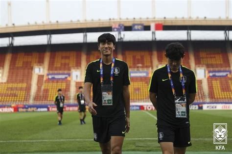 올림픽 기뻐하는 이강인과 이동경 (가시마=연합뉴스) 윤동진 기자 = 25일 오후 이바라키 가시마 스타디움에서 열린 도쿄올림픽 남자축구 조별리그 b조 2차전 대한민국 대 루마니아 경기에서. '비운의 1997년생' 도쿄올림픽 무혈입성 가능성은?