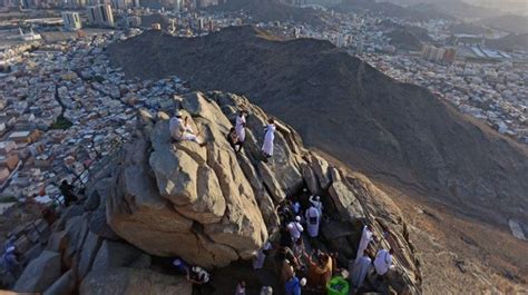 Antusias Jemaah Haji Kunjungi Jabal Nur Dan Gua Hira