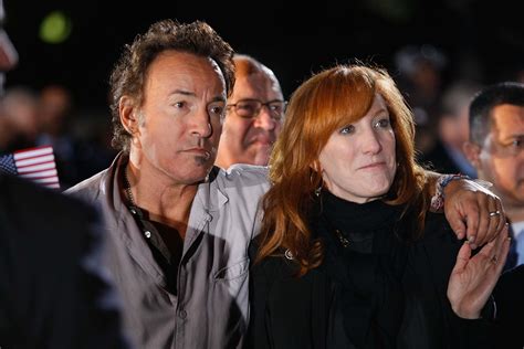 Bruce Springsteen S Wife Patti Scialfa Urged Singer To Delay Shows To