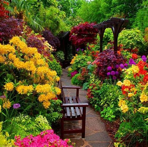 Membuat taman bunga di rumah anda, mungkin akan sedikit rumit tergantung dari desain yang diinginkan. 25 Inspirasi Taman Halaman Rumah yang Bikin Sejuk - Wow ...