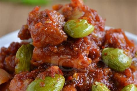 Panaskan minyak dan tumiskan bahan yang di kisar hingga garing dan pecah minyak.masukkan jus asam jawa dan sos tomato. Bukan Biasa-Biasa Sambal Ikan Masin Jenahak Ni, Siap Ada Petai