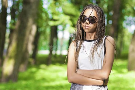 afrikaanse amerikaanse tiener met lange dreadlocks stock foto image of wijfje mooi 81002692