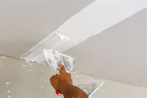 Terminez par un mouvement de rouleau dans le sens de la longueur du plafond. Peinture plafond salle de bain : 11 astuces pour ne pas se ...